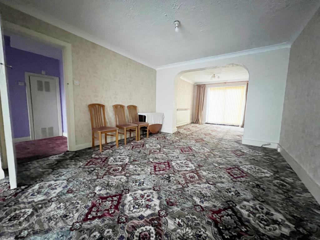Lot: 118 - EXTENDED SEMI-DETACHED HOUSE FOR IMPROVEMENT AND REPAIR - Large reception room